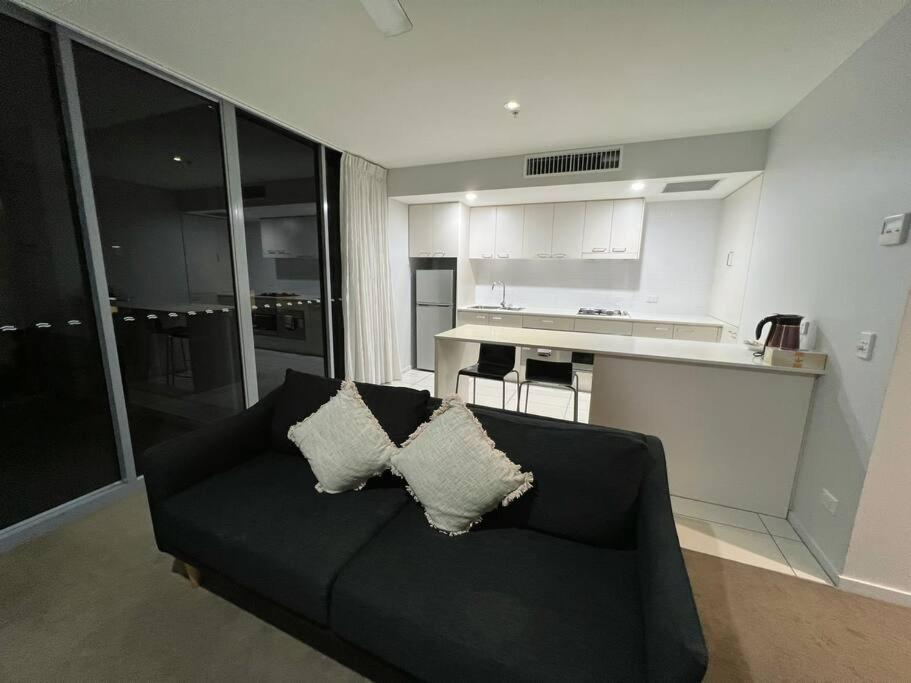 New Listing! Cbd 2beds/pool/gym/sauna