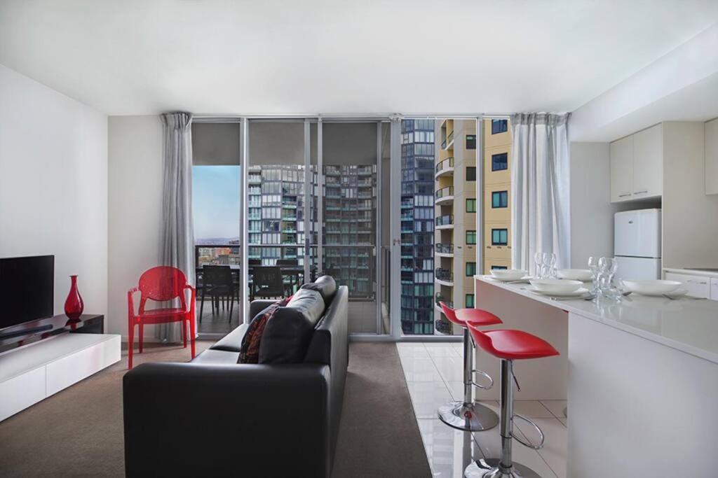 New Listing! Cbd 2beds/pool/gym/sauna Apartment *