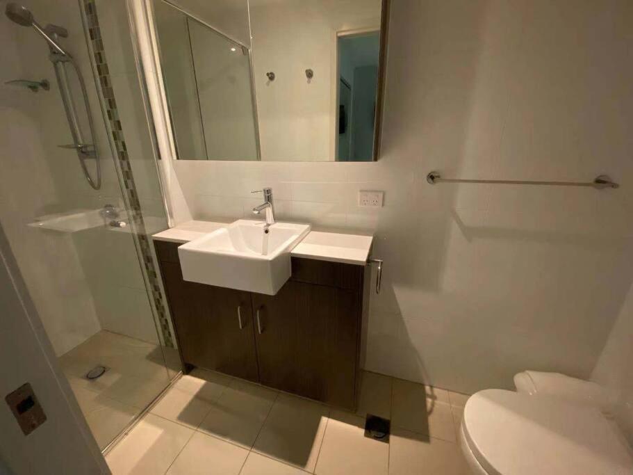 New Listing! Cbd 2beds/pool/gym/sauna *