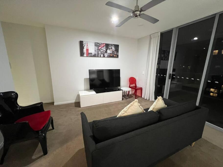 New Listing! Cbd 2beds/pool/gym/sauna