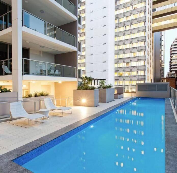 New Listing! Cbd 2beds/pool/gym/sauna *