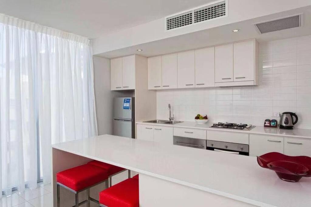 Apartment New Listing! Cbd 2beds/pool/gym/sauna