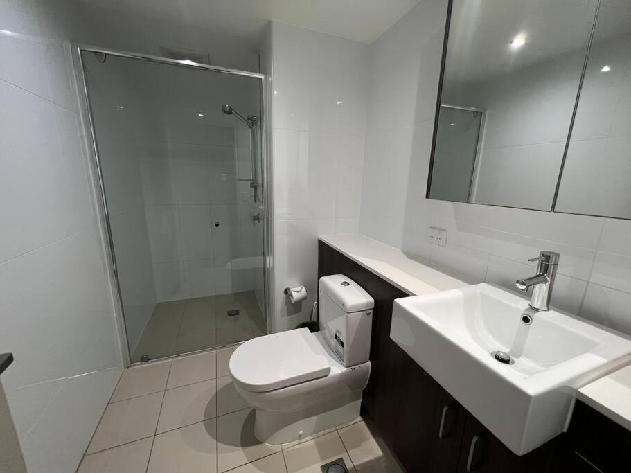 New Listing! Cbd 2beds/pool/gym/sauna *