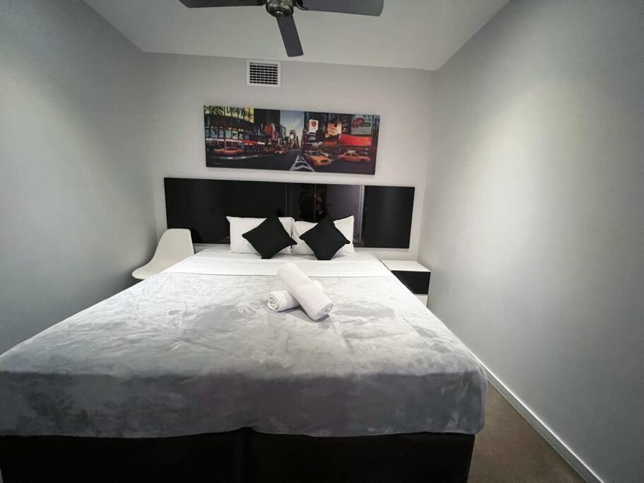 New Listing! Cbd 2beds/pool/gym/sauna Apartment *