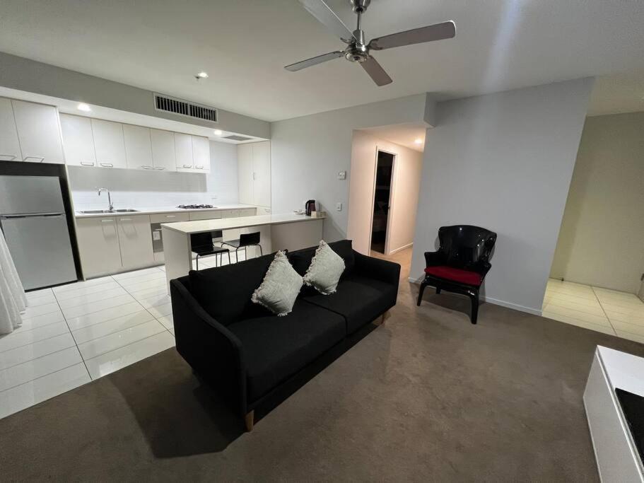New Listing! Cbd 2beds/pool/gym/sauna Apartment
