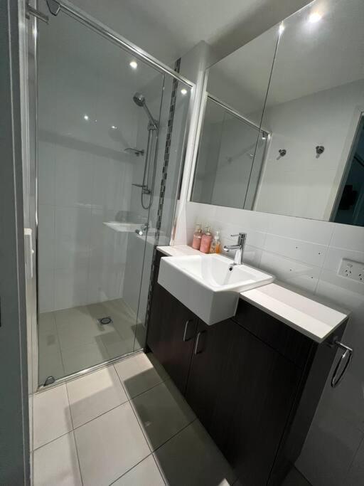 New Listing! Cbd 2beds/pool/gym/sauna *